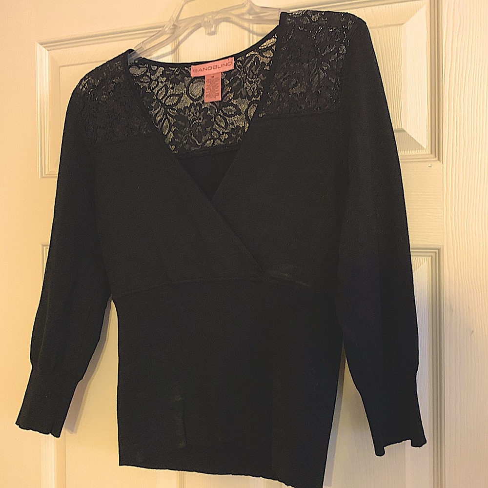 Black Bandolino laced shoulder. Elastic waist and sleeves.Beautiful!